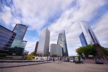Modern gökdelen iş görünümünü La Defense, Paris, Fransa
