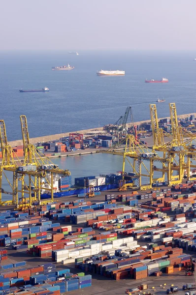 Contenedores en el puerto industrial de Barcelona — Foto de Stock