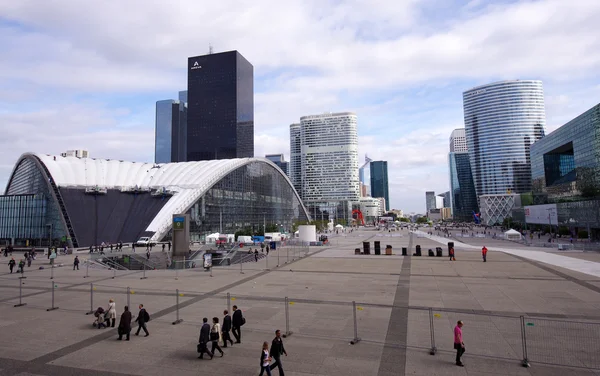 La Defense District und Menschen zu Fuß in Paris — Stockfoto