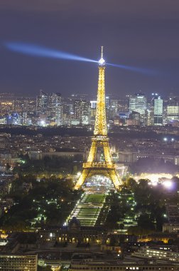 Eyfel Kulesi Paris, Fransa'da gece görünümü