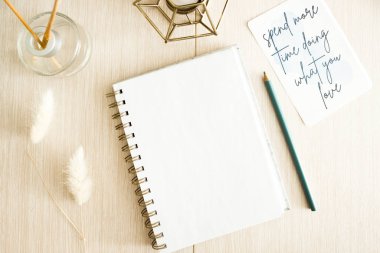 Biçimli Masaüstü Düz Yatay Çalışma Alanı Yaratıcı