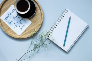 Biçimli Masaüstü Üst Görünümü Kadın Çalışma Alanı