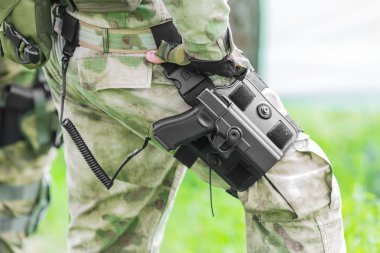 silah onun bacak üzerinde