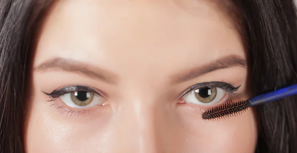 Woman paints the eyelashes mascara — Stock Photo, Image