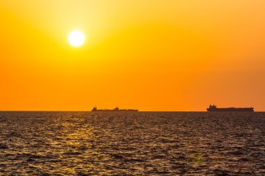 gün batımı arka plan üzerinde büyük gemiler