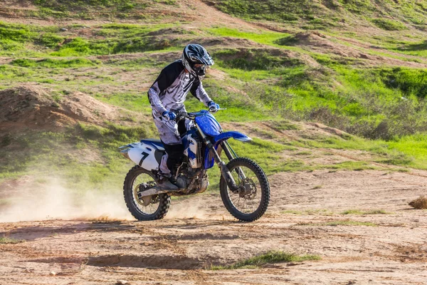 Corredor en una motocicleta en el desierto —  Fotos de Stock