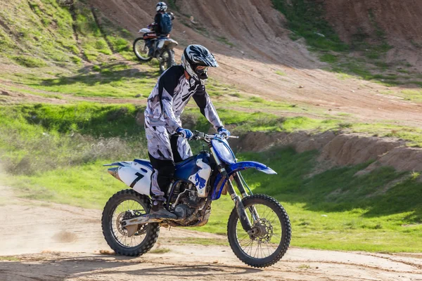 Piloto em uma motocicleta no deserto — Fotografia de Stock