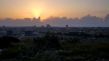 günbatımı arka plan üzerinde şehir