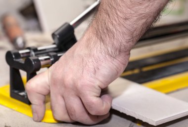 Seramik Karo çalışan adam keser 