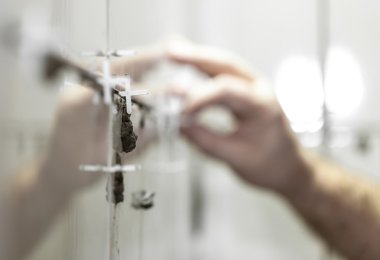 İşçi kiremitçi seramik koyar 