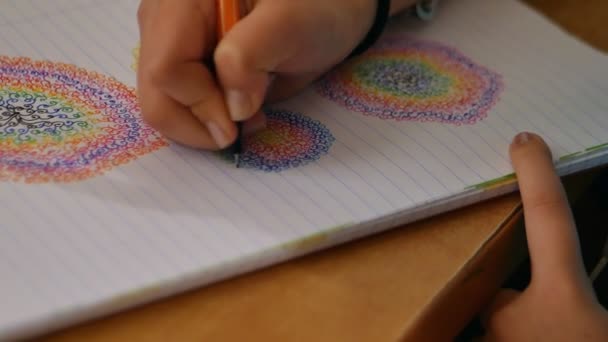 Dibujo infantil sobre papel — Vídeos de Stock