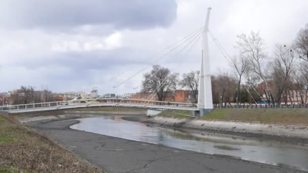 Ponte sobre um rio — Vídeo de Stock