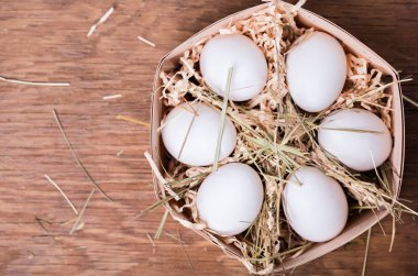 sepet içinde tavuk yumurta 