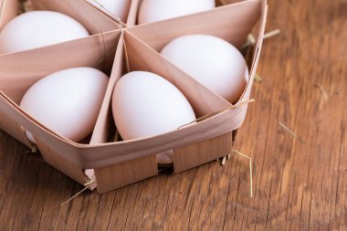 sepet içinde tavuk yumurta 