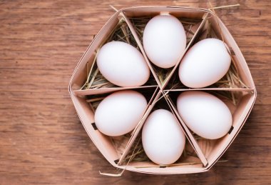 sepet içinde tavuk yumurta 