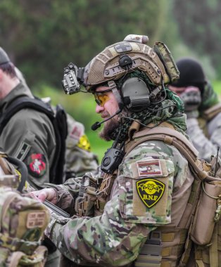 silah ile askeri üniformalı erkekler 