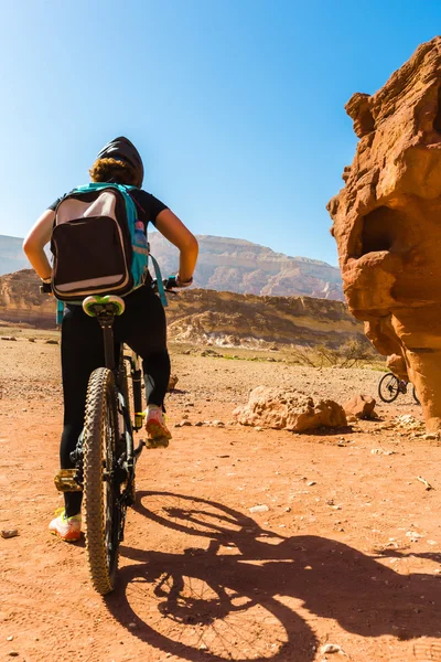 Mensen paardrijden fietsen langs de canyon — Stockfoto