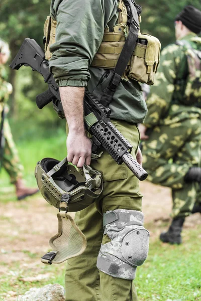 Hombres en uniforme militar con arma —  Fotos de Stock