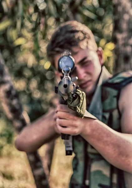 Soldat mit Waffe — Stockfoto