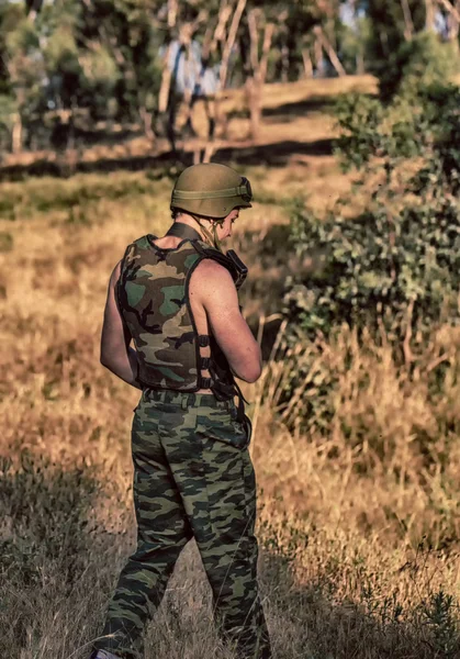 Soldado con arma —  Fotos de Stock