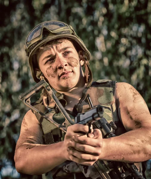 Soldat med vapen — Stockfoto