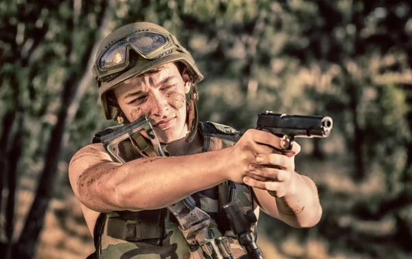 Soldado con arma — Foto de Stock