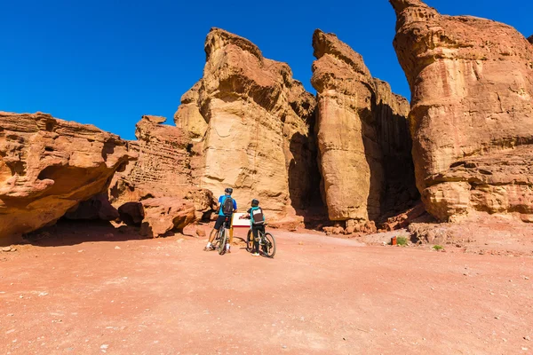 People riding bicycles along the canyon — Stock Photo, Image