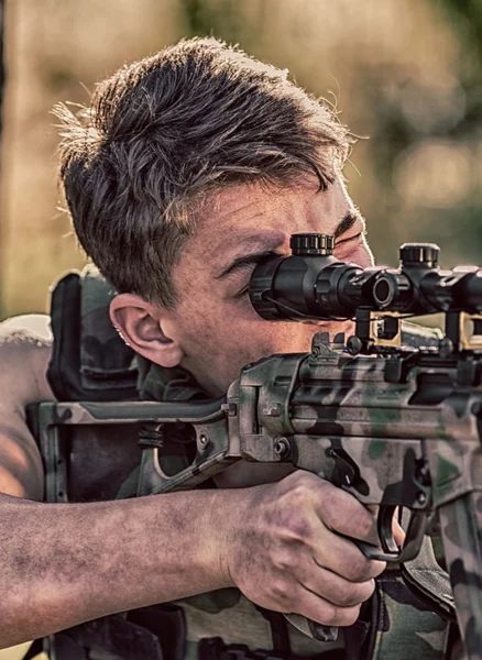 Żołnierz z bronią — Zdjęcie stockowe