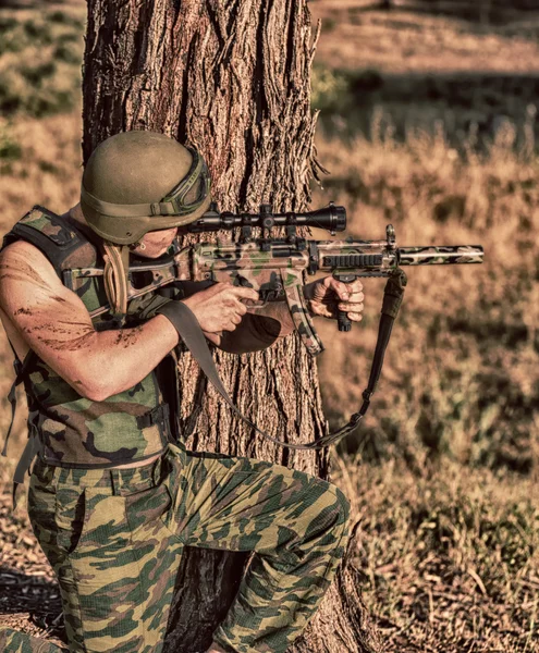 Soldado con arma —  Fotos de Stock