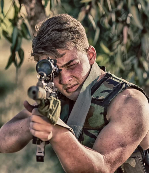 Soldier with weapon — Stock Photo, Image