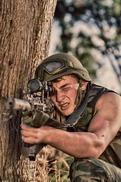 Soldat med vapen — Stockfoto