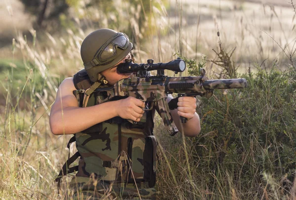 Soldado con arma — Foto de Stock