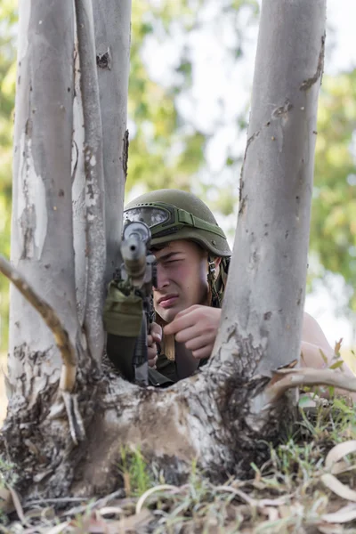 Soldado con arma — Foto de Stock