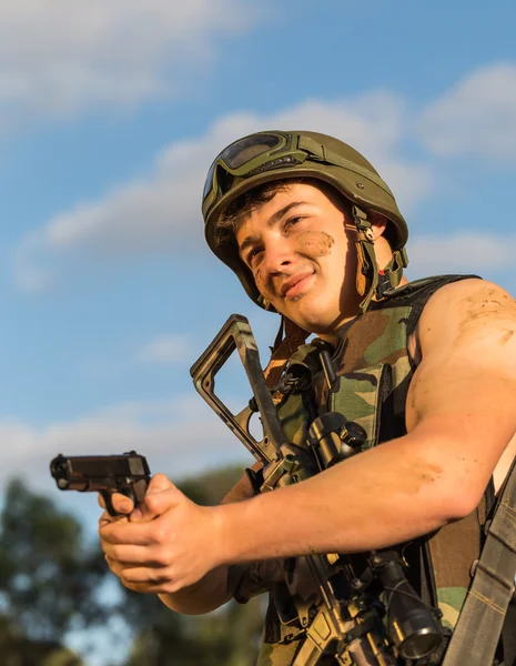 Soldat med vapen — Stockfoto