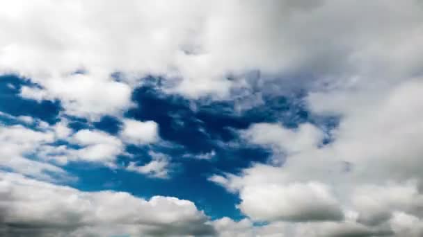 Хмари на блакитному небі — стокове відео