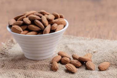 badem kase yakın çekim 