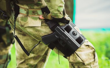 silah onun bacak üzerinde