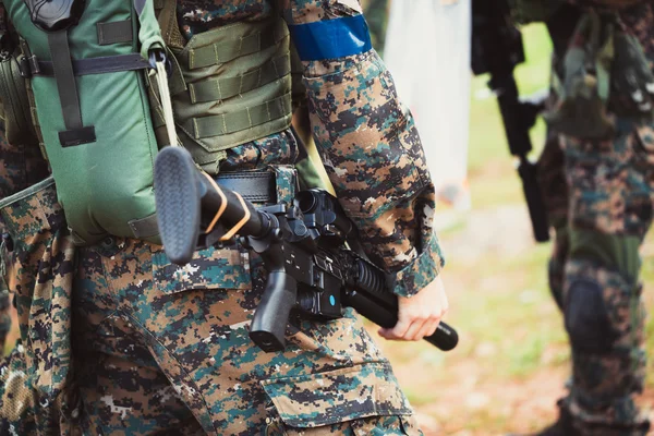 Muži ve vojenských uniformách se zbraní — Stock fotografie