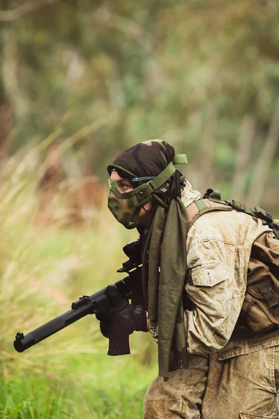 Homens de uniforme militar com arma — Fotografia de Stock