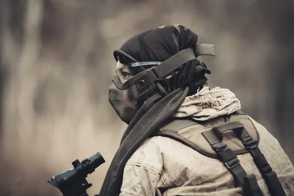 Männer in Militäruniform mit Waffe — Stockfoto