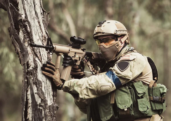 Männer in Militäruniform mit Waffe — Stockfoto