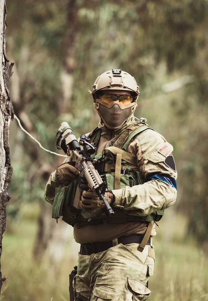 Hombres en uniforme militar con arma —  Fotos de Stock