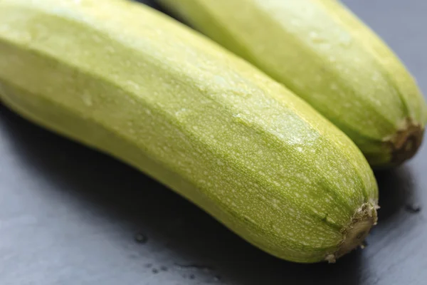 Verse rauwe courgette closeup — Stockfoto