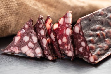 yağ ile kızarmış sosis 