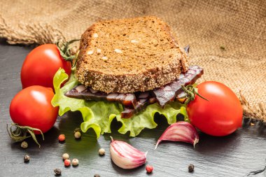 sandviç sosis ve sebze ile