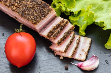 pastırma baharatlar ve sebzeler 