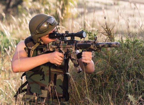 Żołnierz w mundurze z bronią — Zdjęcie stockowe