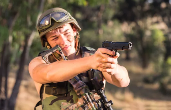 Soldat i uniform med vapen — Stockfoto