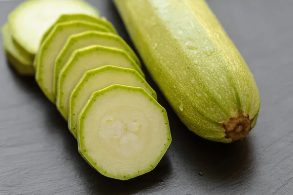 Zucchine fresche crude primo piano — Foto Stock