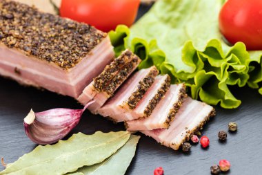 pastırma baharatlar ve sebzeler 